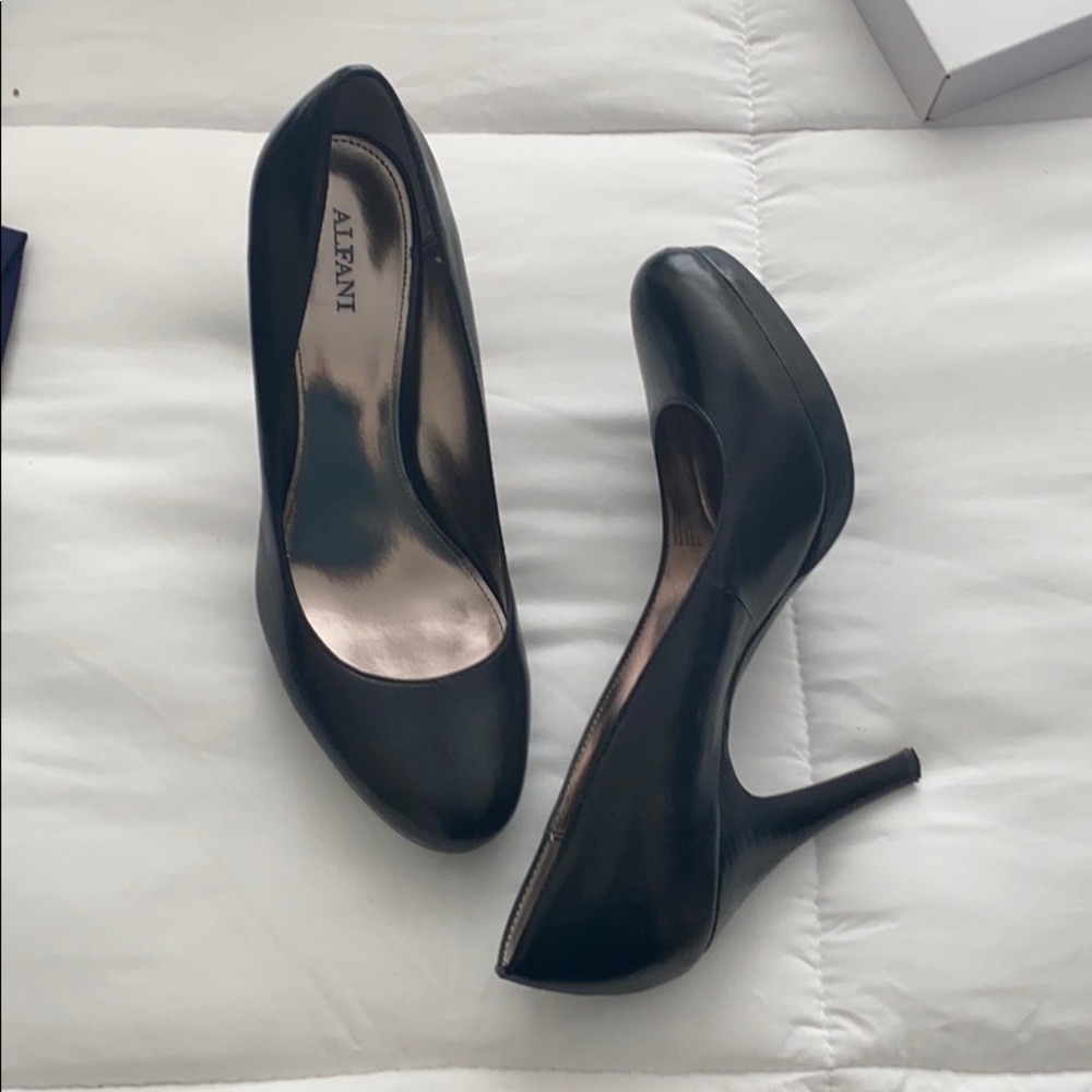 Alfani basic black pumps